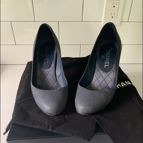 Navy Chanel Leather Pump - Picture 2 of 6